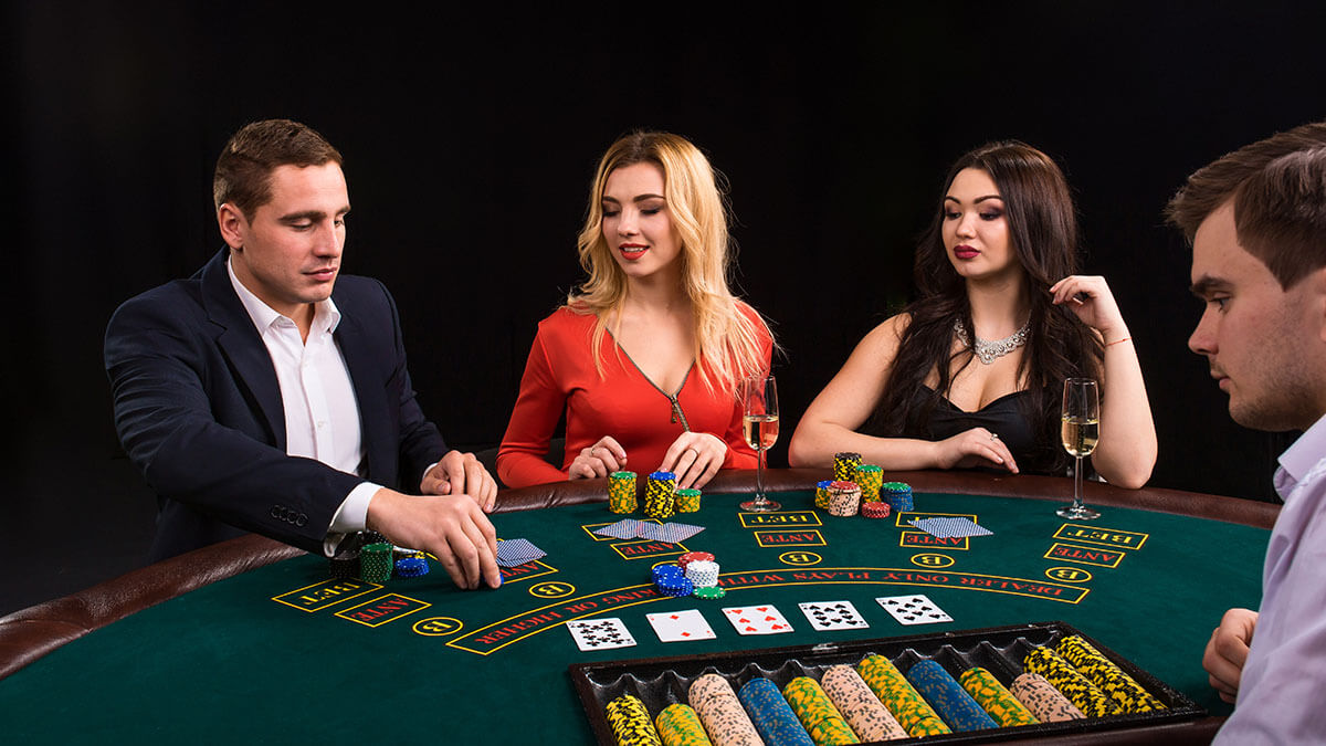 Spelers en dealer aan Blackjack tafel